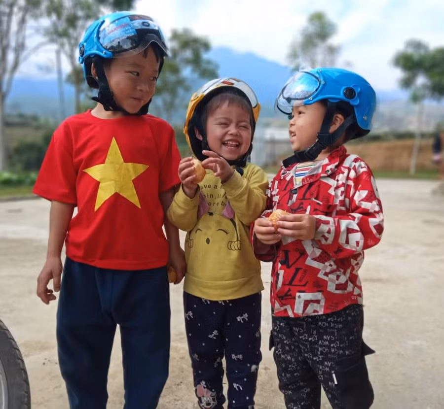 Niềm vui của học sinh khi được nhận mũ bảo hiểm từ chương trình tuyên truyền, phổ biến giáo dục pháp luật về an toàn giao thông.