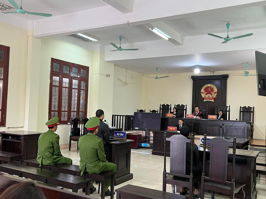 Phiên tòa xét xử tội phạm buôn bán người được học sinh trường THPT Chuyên Lê Quý Đôn theo dõi.