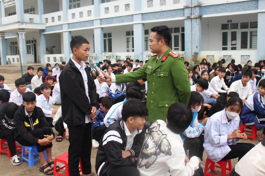 Tại buổi ngoại khóa Phòng chống mua bán người, tai nạn thương tích, an toàn giao thông, bạo lực học đường, học sinh trường THPT Tân Uyên trực tiếp đối thoại với các tuyên truyền viên thuộc Công an huyện Tân Uyên.