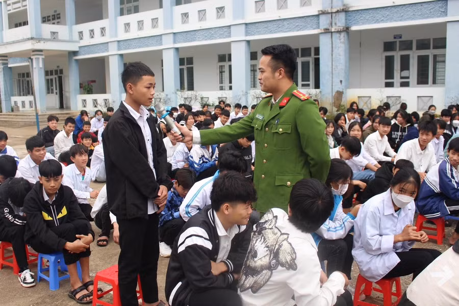 Tại buổi ngoại khóa Phòng chống mua bán người, tai nạn thương tích, an toàn giao thông, bạo lực học đường, học sinh trường THPT Tân Uyên trực tiếp đối thoại với các tuyên truyền viên thuộc Công an huyện Tân Uyên.