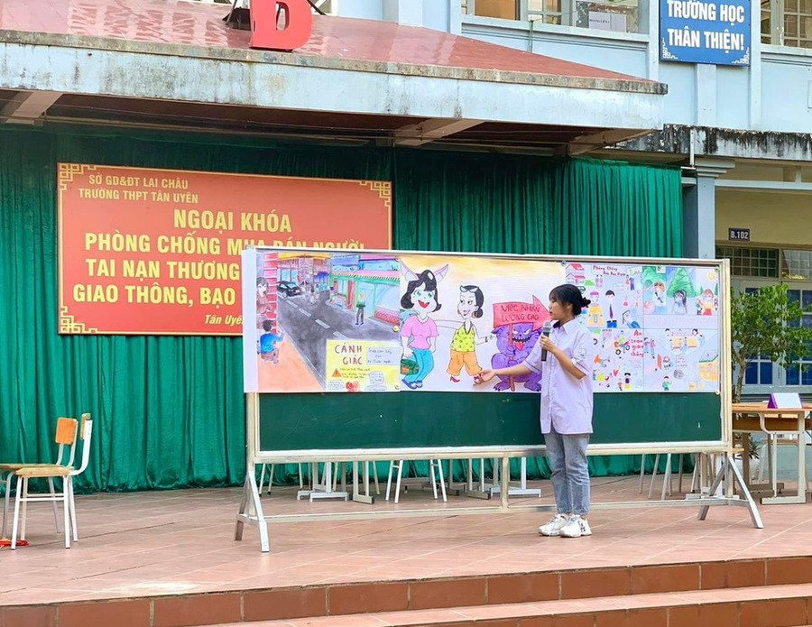 Học sinh trường THPT Tân Uyên trình bày biện pháp cảnh giác với tội mua bán người trước những cám dỗ "việc nhàn, lương cao".