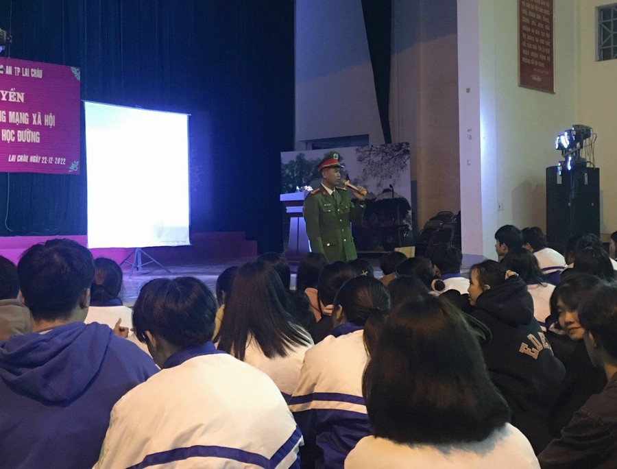 Tuyên truyền giáo dục pháp luật về an ninh mạng - sử dụng mạng xã hội, phòng chống bạo lực học đường tổ chức tại trường phổ thông DTNT tỉnh. Nhờ việc tuyên truyền, học sinh dân tộc thiểu số được tiếp cận với nguồn thông tin về pháp luật, về quyền lợi và nghĩa vụ của công dân, góp phần tích cực vào giữ gìn an ninh trật tự, an toàn xã hội.
