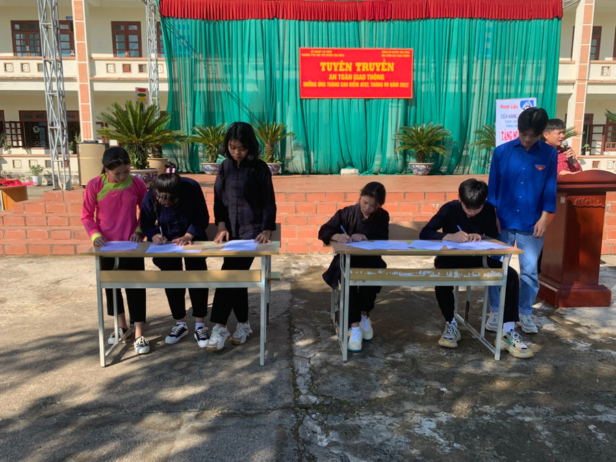 Học sinh trường phổ thông DTNT huyện Tân Uyên ký cam kết chấp hành pháp luật.