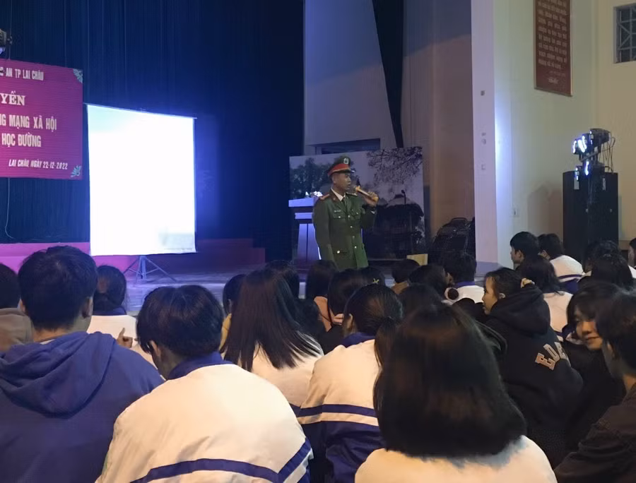 Tuyên truyền giáo dục pháp luật về an ninh mạng - sử dụng mạng xã hội, phòng chống bạo lực học đường tổ chức tại trường phổ thông DTNT tỉnh. Nhờ việc tuyên truyền, học sinh dân tộc thiểu số được tiếp cận với nguồn thông tin về pháp luật, về quyền lợi và nghĩa vụ của công dân, góp phần tích cực vào giữ gìn an ninh trật tự, an toàn xã hội.