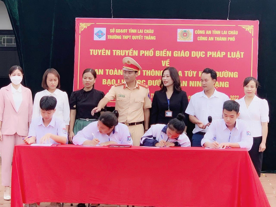 Học sinh trường THPT Quyết Thắng, thành phố Lai Châu ký cam kết chấp hành quy định pháp luật.