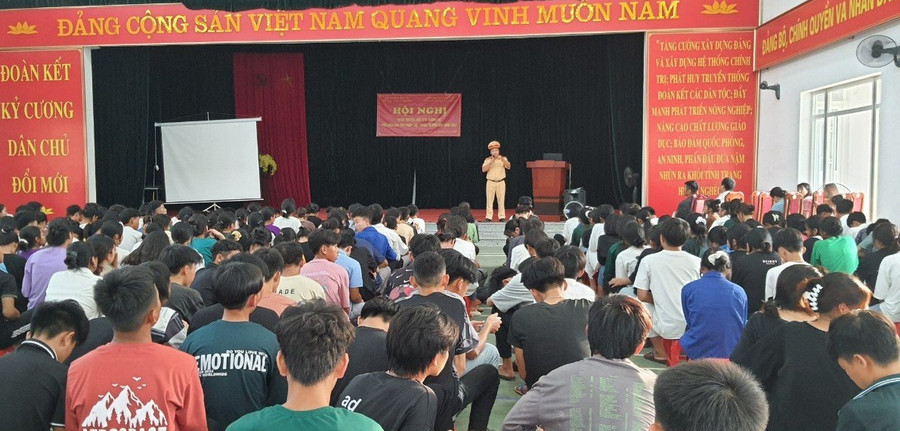 Tuyên truyền pháp luật về an toàn giao thông tại trường THPT DTNT huyện Nậm Nhùn.