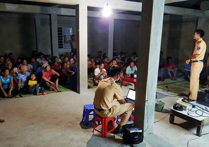 Bên cạnh tuyên truyền tại nhà trường, Công an huyện Tân Uyên còn đến các thôn, bản để tuyên truyền cho phụ huynh.