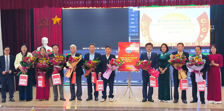 Tặng hoa tri ân Lãnh đạo Sở GD&ĐT, Thành ủy, các nhà giáo nguyên Lãnh đạo Phòng GD&ĐT thành phố qua nhiều thời kỳ. Tặng hoa tri ân Lãnh đạo Sở GD&ĐT, Thành ủy, các nhà giáo nguyên Lãnh đạo Phòng GD&ĐT thành phố qua nhiều thời kỳ.