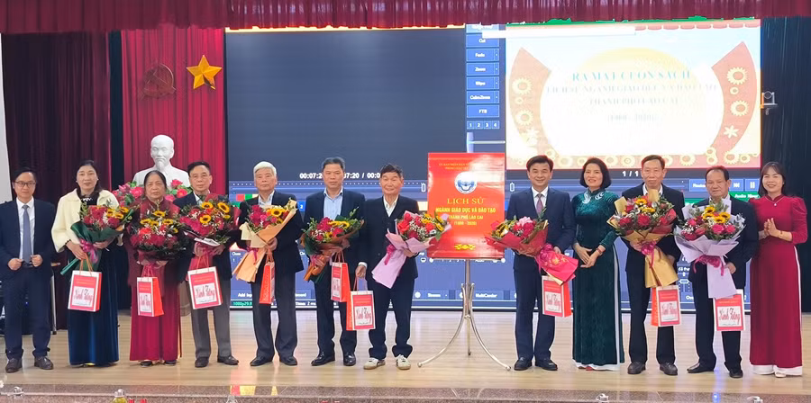 Tặng hoa tri ân Lãnh đạo Sở GD&amp;ĐT, Thành ủy, các nhà giáo nguyên Lãnh đạo Phòng GD&amp;ĐT thành phố qua nhiều thời kỳ.