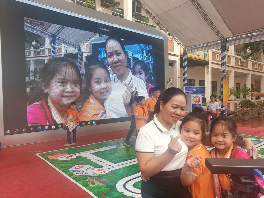 Cô Nguyễn Thị Lan Anh cùng học sinh trải nghiệm sử dụng công nghệ thông tin. Cô Nguyễn Thị Lan Anh cùng học sinh trải nghiệm sử dụng công nghệ thông tin.