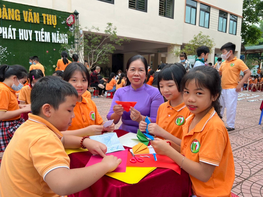 Cô Nguyễn Thị Lan Anh thường xuyên chia sẻ và gần gũi với học sinh. Cô Nguyễn Thị Lan Anh thường xuyên chia sẻ và gần gũi với học sinh.
