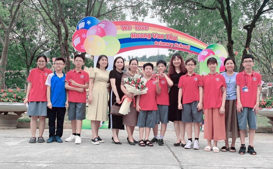 Cô Nguyễn Thị Lan Anh (cầm hoa) luôn được học sinh và đồng nghiệp quý mến. Cô Nguyễn Thị Lan Anh (cầm hoa) luôn được học sinh và đồng nghiệp quý mến.