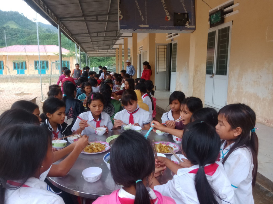 Bữa ăn của các em học sinh bán trú ở miền núi Quảng Ngãi đã được cải thiện đáng kể. Bữa ăn của các em học sinh bán trú ở miền núi Quảng Ngãi đã được cải thiện đáng kể.
