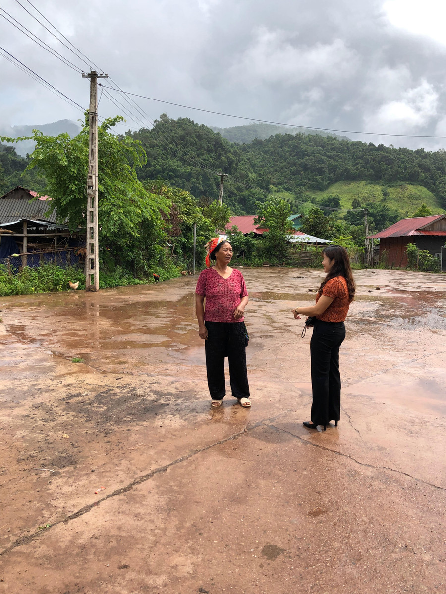 Bà Pờ Mỳ Lế (bìa phải) trò chuyện với chị Lỳ Hừ De về kế hoạch phát triển kinh tế hộ gia đình. Bà Pờ Mỳ Lế (bìa phải) trò chuyện với chị Lỳ Hừ De về kế hoạch phát triển kinh tế hộ gia đình.