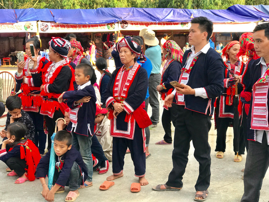 Cần ưu tiên đầu tư phát triển đến vùng đồng bào DTTS và miền núi, thu hẹp khoảng cách giữa các nhóm DTTS. Cần ưu tiên đầu tư phát triển đến vùng đồng bào DTTS và miền núi, thu hẹp khoảng cách giữa các nhóm DTTS.