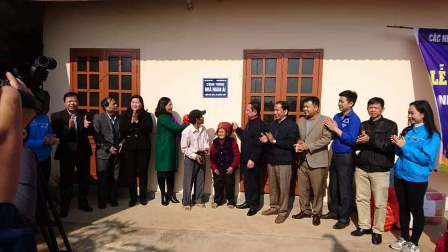 Ông Nông Văn Thảm cùng các nhà hảo tâm khánh thành trao tặng nhà tình nghĩa cho gia đình ông Chu Vă Vần ở xã Bình La, huyện Bình Gia, Lạng Sơn. Ông Nông Văn Thảm cùng các nhà hảo tâm khánh thành trao tặng nhà tình nghĩa cho gia đình ông Chu Vă Vần ở xã Bình La, huyện Bình Gia, Lạng Sơn.