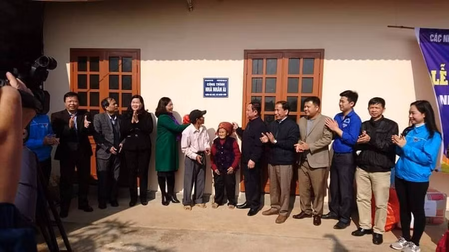 Ông Nông Văn Thảm cùng các nhà hảo tâm khánh thành trao tặng nhà tình nghĩa cho gia đình ông Chu Vă Vần ở xã Bình La, huyện Bình Gia, Lạng Sơn.