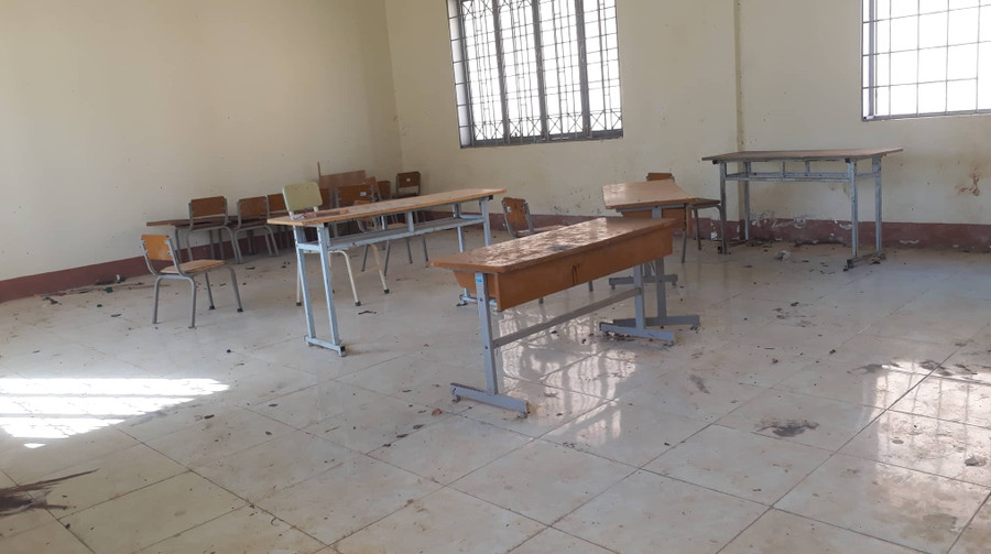 Bàn ghế trong phòng học bị vứt ngổn ngang.