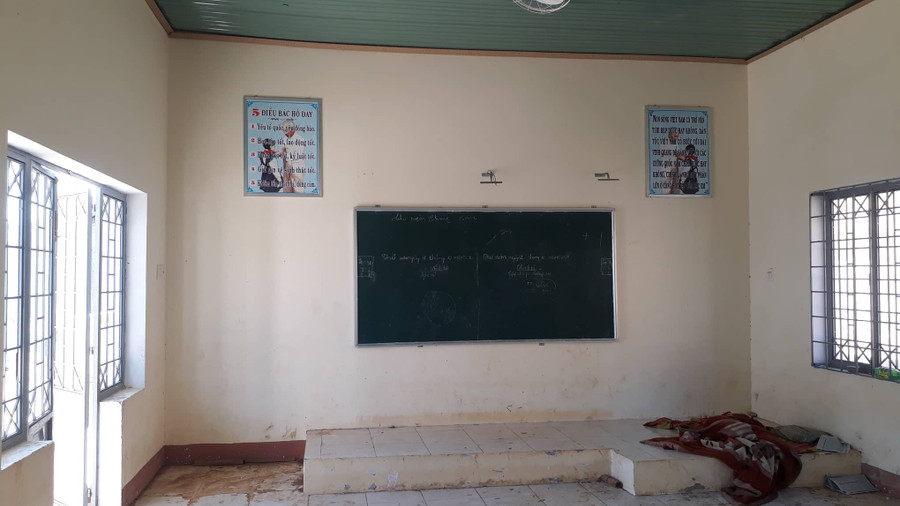 Cơ sở vật chất tại điểm trường bị xuống cấp, rác thải vứt bừa bãi khắp nơi.