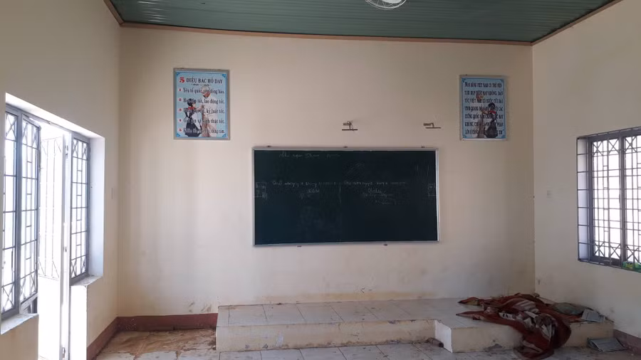 Cơ sở vật chất tại điểm trường bị xuống cấp, rác thải vứt bừa bãi khắp nơi. Cơ sở vật chất tại điểm trường bị xuống cấp, rác thải vứt bừa bãi khắp nơi.