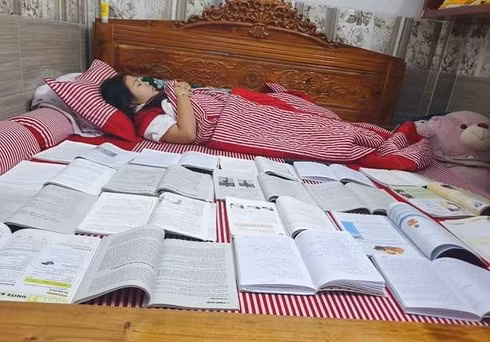 Hình ảnh "mai thi" của học sinh khiến nhiều người bật cười (ảnh: Trường Người Ta)