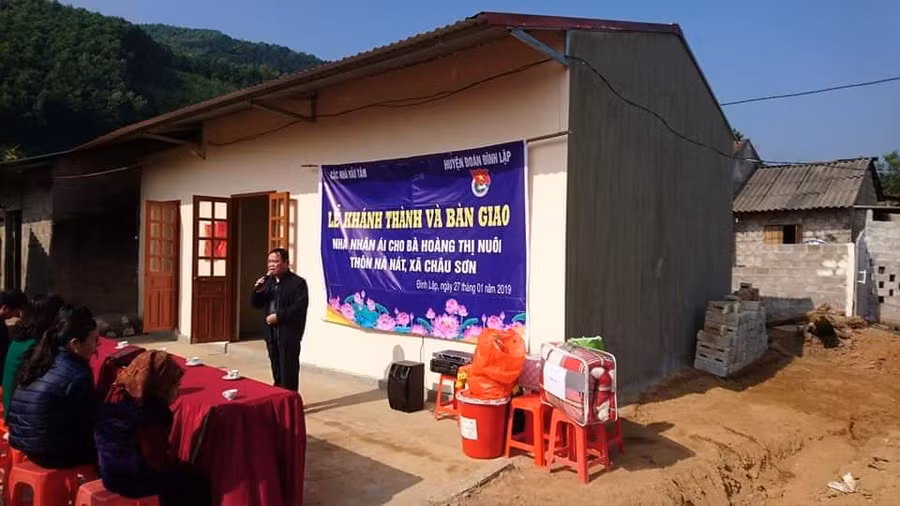 Ông Nông Văn Thảm cùng các nhà hảo tâm khánh thành trao tặng nhà tình nghĩa cho bà Hoàng Thị Nuôi.