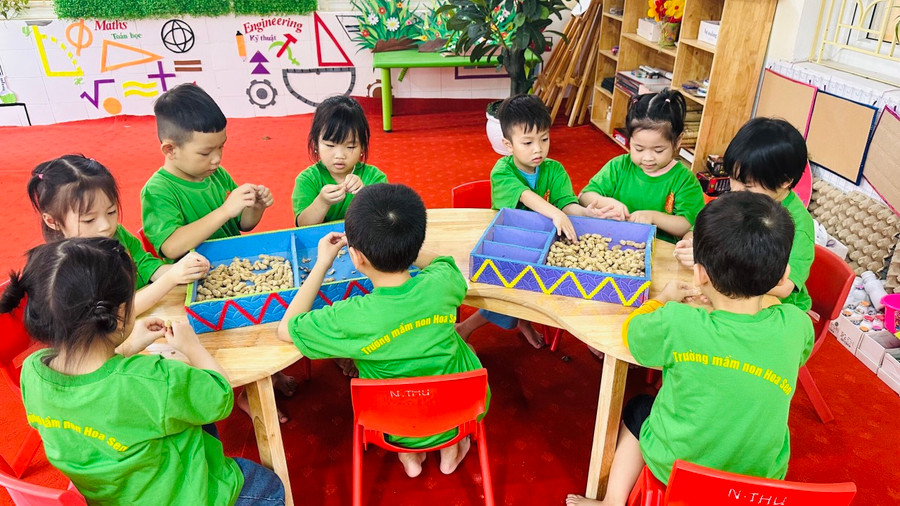 Trẻ được tham gia nhiều hoạt động trên lớp để tăng cường kỹ năng.