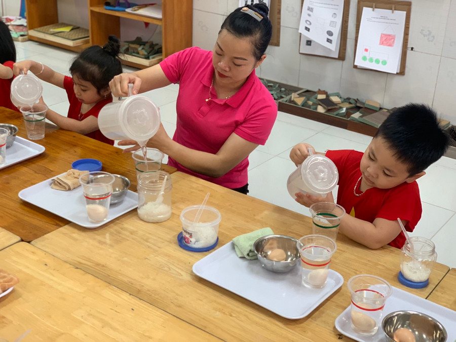 Trẻ tại Trường Mầm non Đan Phượng được thực hành nhiều kỹ năng trên lớp khi đi học hè.