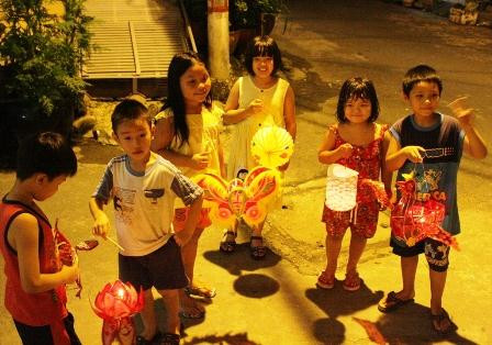 Xin dung bop meo trang ram cua tre