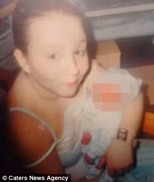  Chantelle trở thành bà mẹ ít tuổi nhất nước Anh năm 12 tuổi. 