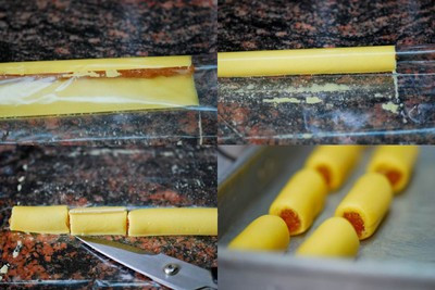Bạn nhẹ nhàng cuộn và lăn bánh thành một thanh tròn, bạn cuộn cho vỏ bánh và nhân không bị lỏng lẻo. Sau đó bạn từ từ rỡ màng bọc ra, cắt bánh thành những chiếc có chiều dài khoảng 4cm, nhẹ nhàng lăn từng chiếc bánh để đảm bảo bánh không bị nứt. Xếp bánh vào khay nướng đã được quét một lớp mỏng dầu ăn. Bạn nhẹ nhàng cuộn và lăn bánh thành một thanh tròn, bạn cuộn cho vỏ bánh và nhân không bị lỏng lẻo. Sau đó bạn từ từ rỡ màng bọc ra, cắt bánh thành những chiếc có chiều dài khoảng 4cm, nhẹ nhàng lăn từng chiếc bánh để đảm bảo bánh không bị nứt. Xếp bánh vào khay nướng đã được quét một lớp mỏng dầu ăn.