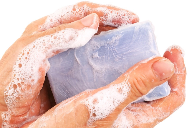 Xà phòng kháng khuẩn có thể tiêu diệt quá nhiều vi khuẩn, kể cả loại tốt. (Ảnh: ITN). Xà phòng kháng khuẩn có thể tiêu diệt quá nhiều vi khuẩn, kể cả loại tốt. (Ảnh: ITN).