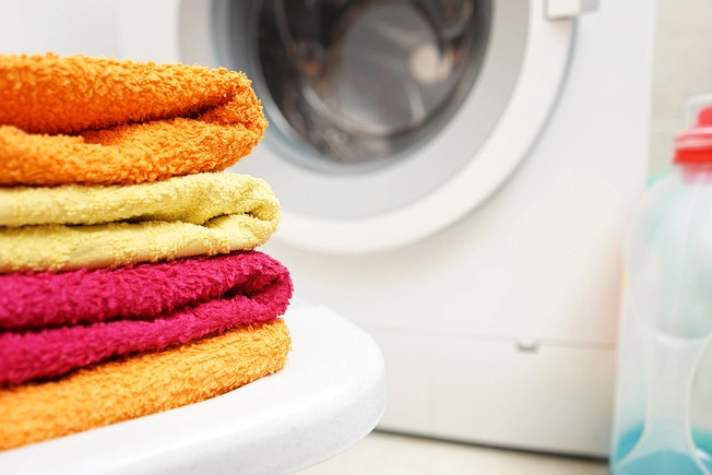 Khăn ẩm là nơi sinh sản của vi khuẩn, nấm men, nấm mốc và vi rút. (Ảnh: ITN). Khăn ẩm là nơi sinh sản của vi khuẩn, nấm men, nấm mốc và vi rút. (Ảnh: ITN).