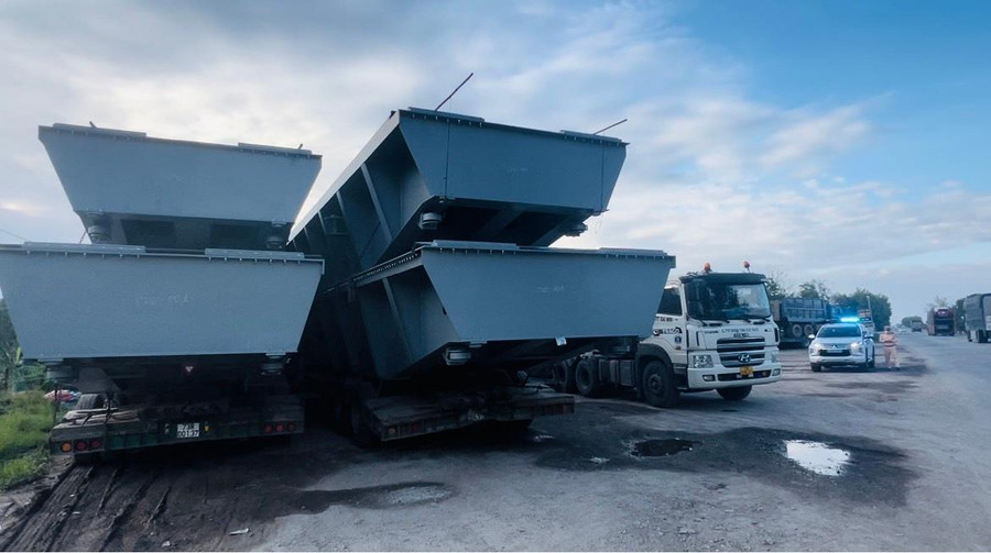 3 xe đầu kéo chở hàng quá khổ bị lực lượng CSGT tỉnh Quảng Ngãi tạm giữ. 3 xe đầu kéo chở hàng quá khổ bị lực lượng CSGT tỉnh Quảng Ngãi tạm giữ.