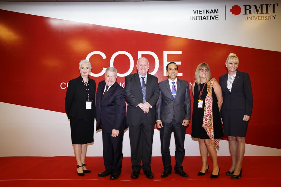 Các đại biểu chụp hình kỉ niệm tại lễ ra mắt CODE