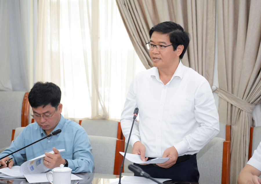 TS Thái Văn Tài - Vụ trưởng Vụ Giáo dục Tiểu học báo cáo tại hội nghị. TS Thái Văn Tài - Vụ trưởng Vụ Giáo dục Tiểu học báo cáo tại hội nghị.