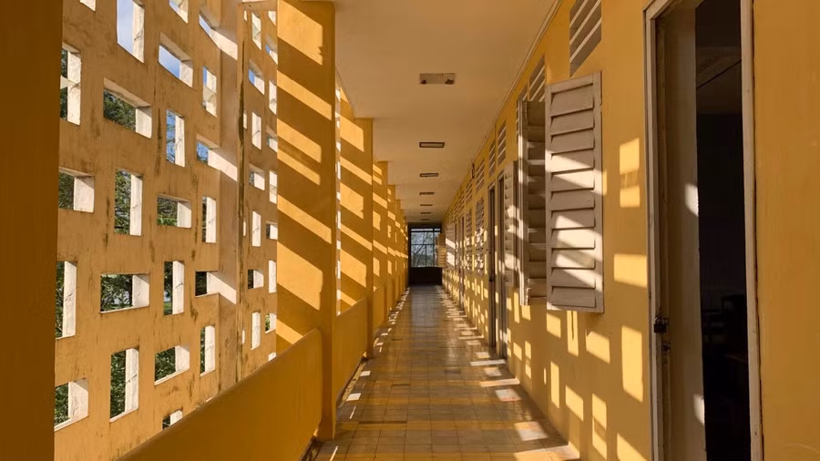 "Lam nắng, sa mưa" của Phan Thảo Nguyên.