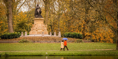 Du khách có thể nằm dài trên các bãi cỏ, tận hưởng không khí trong lành ở công viên Vondelpark. polyad