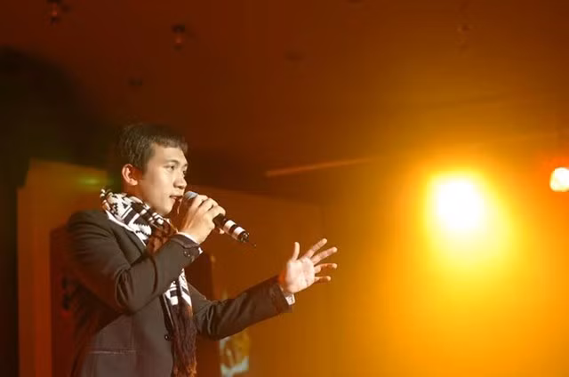 Xuân Sơn hoạt động rất sôi nổi trong phong trào học sinh sinh viên Việt Nam ở Melbourne. Cậu từng đoạt giải nhất cuộc thi hát cuộc thi hát Melbourne Lavisa Music Feast, và đứng ra tổ chức nhiều cuộc thi văn nghệ cho sinh viên Việt Nam.