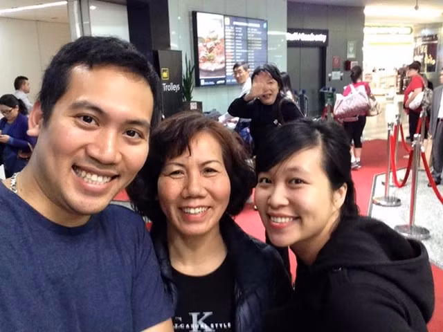 Xuân Sơn cùng mẹ và bạn gái.