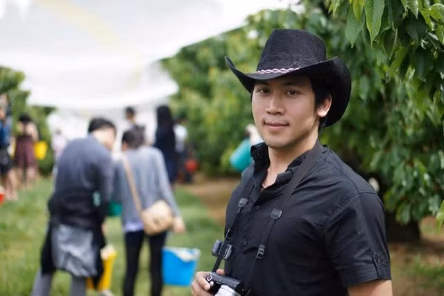 Nguyễn Xuân Sơn (Sơn Jack) là cựu sinh viên Trường Đại học RMIT, Melbourne. Anh chàng sinh năm 1987 này, khi còn ở Việt Nam cũng nổi tiếng với thành tích học tập, là 1 trong 10 sinh viên có điểm tốt nghiệp cao nhất Trường Đại học Kiến trúc Hà Nội niên khoá 2005 – 2010.