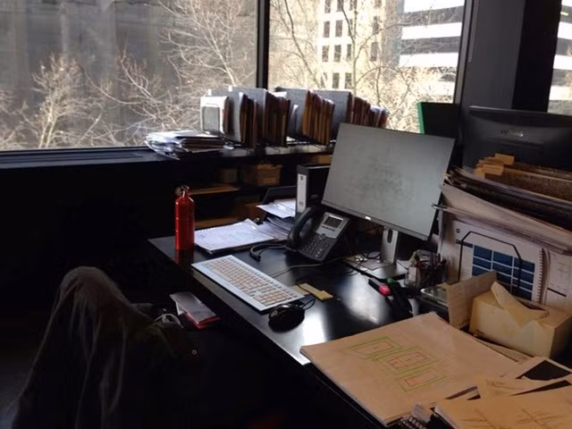 Khối lượng công việc nhiều, nhưng Sơn cho biết vì kiến trúc là niềm đam mê của cậu nên không cảm thấy mệt mỏi mà luôn hào hứng với công việc hàng ngày. Bàn làm việc của Xuân Sơn tại Elenberg Fraser.