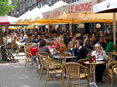 Thưởng thức một ly bia Hà Lan, đồ ăn nhẹ địa phương và lắng nghe những giai điệu âm nhạc... du khách sẽ được hòa mình vào thế giới văn hóa của cơn lốc màu da cam đầy cảm hứng. polyad