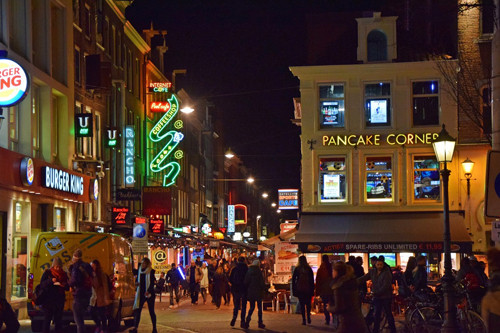 Hành trình còn đưa du khách khám phá cuộc sống về đêm đầy sắc màu ở khu đèn đỏ và ở Leidseplein - thế giới của niềm vui và giải trí. polyad