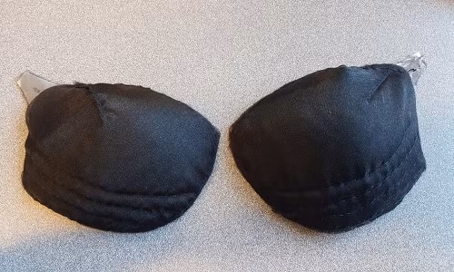 Phần mút chèn làm từ vật liệu Sponge. Phần mút chèn làm từ vật liệu Sponge.