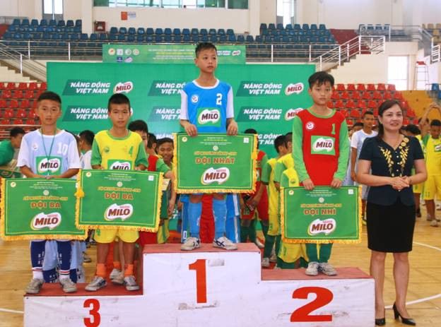 Bà Nguyễn Thị Thu Huyền – Phó Giám đốc Sở GD&ĐT Phú Thọ tặng cờ cho các đội Nhất, Nhì, Ba của khối Tiểu học Bà Nguyễn Thị Thu Huyền – Phó Giám đốc Sở GD&ĐT Phú Thọ tặng cờ cho các đội Nhất, Nhì, Ba của khối Tiểu học