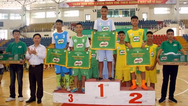 Ông Lê Mạnh Hùng – Phó Vụ trưởng Vụ Giáo dục thể chất tặng cờ cho các đội Nhất, Nhì, Ba của khối THCS 