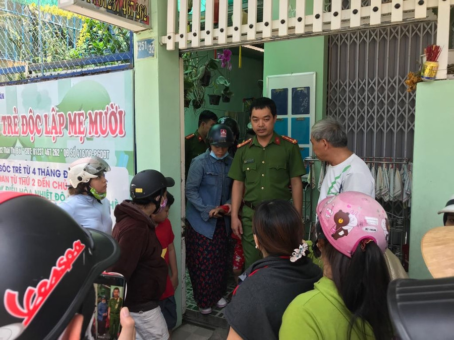Cơ quan công an làm việc tại cơ sở giữ trẻ mẹ Mười và đưa giáo viên về cơ quan phục vụ điều tra.