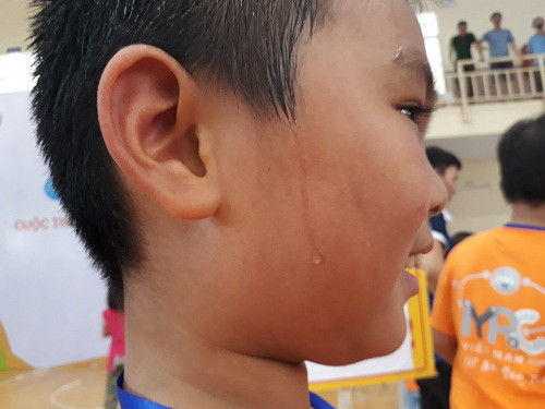 Em Hồ Vũ Thiên Bình, học sinh lớp 3 trường tiểu học Nguyễn Văn Trỗi không cảm thấy mệt khi đổ nhiều mổ hôi mà còn rất hào hứng khi giành chiến thắng ở phần thi phần thi robot đá bóng. Em Hồ Vũ Thiên Bình, học sinh lớp 3 trường tiểu học Nguyễn Văn Trỗi không cảm thấy mệt khi đổ nhiều mổ hôi mà còn rất hào hứng khi giành chiến thắng ở phần thi phần thi robot đá bóng.