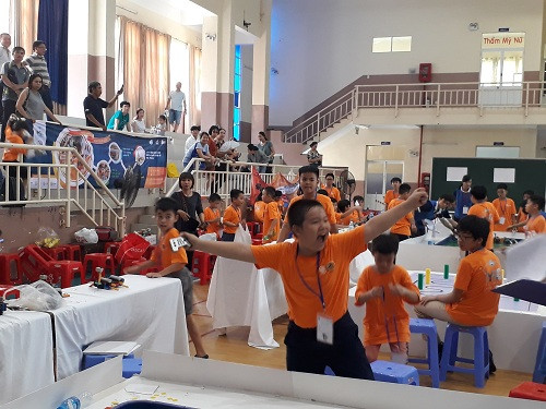 Một bạn học sinh thể hiện niềm vui chiến thắng. Một bạn học sinh thể hiện niềm vui chiến thắng.